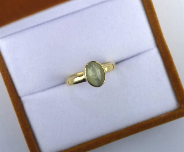 Natural apatite cat's eye (lahsuniya) oval gemstone ring - Image 2