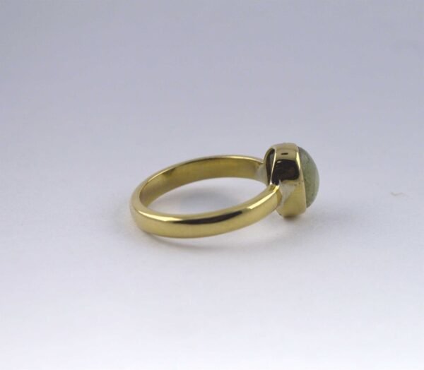 Natural apatite cat's eye (lahsuniya) oval gemstone ring - Image 4