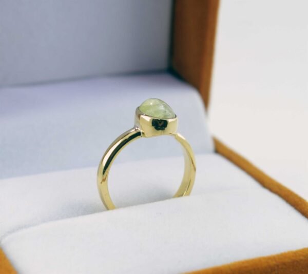 Natural apatite cat's eye (lahsuniya) oval gemstone ring - Image 5