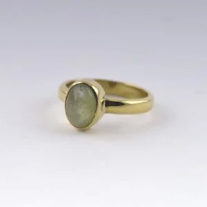 Natural apatite cat's eye (lahsuniya) oval gemstone ring