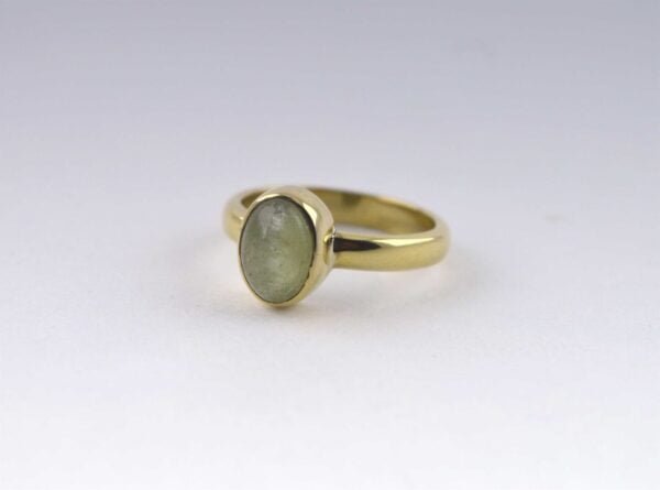 Natural apatite cat's eye (lahsuniya) oval gemstone ring