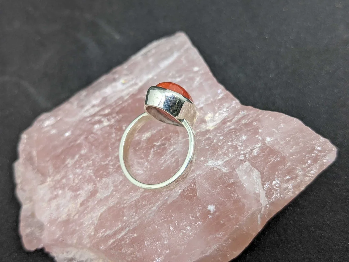 Natural certified 3-8ct red coral (moonga) gemstone ring - Image 3