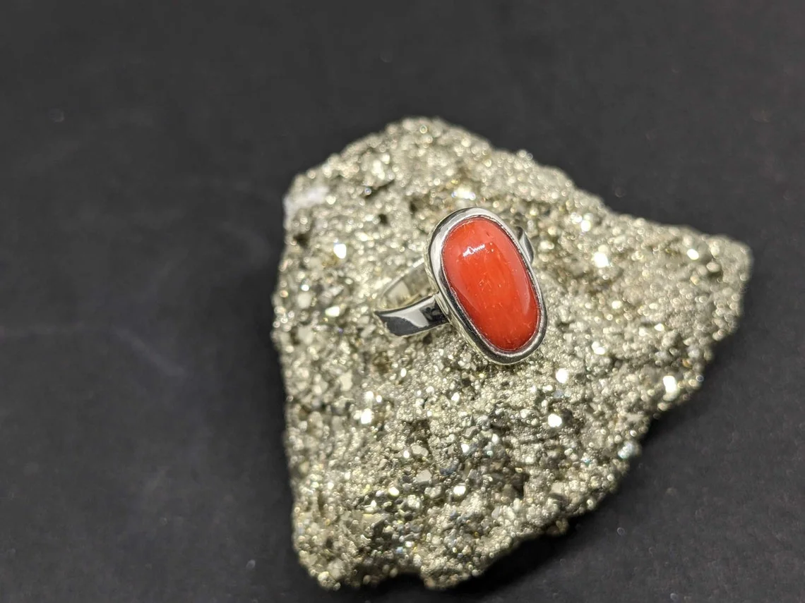 Natural certified 3-8ct red coral (moonga) gemstone ring - Image 4