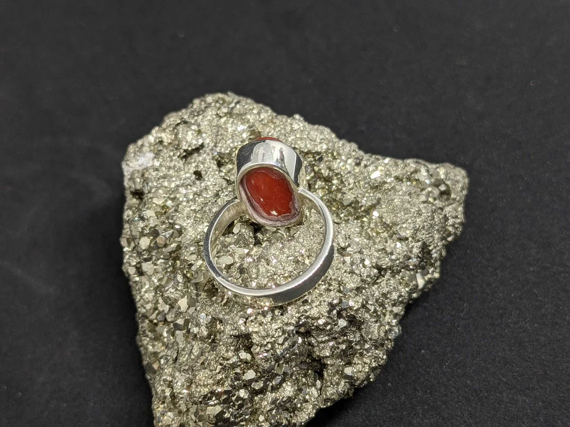 Natural certified 3-8ct red coral (moonga) gemstone ring - Image 6