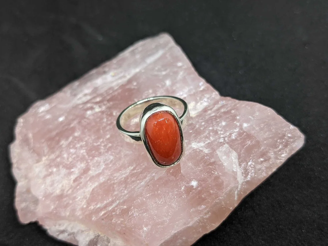 Natural certified 3-8ct red coral (moonga) gemstone ring - Image 8